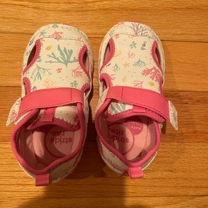 stride rite sandals never worn splash white multicolor. size 6w girls
